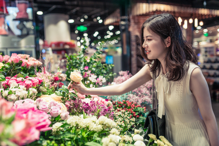 kobieta kupująca kwiaty w kwiaciarni